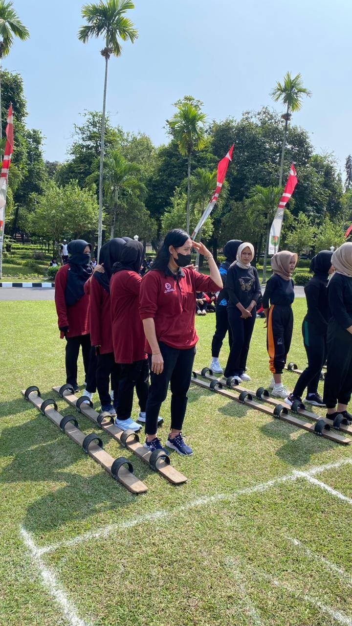 Kompak dan Semangat, PT Aneka Usaha Ikuti Lomba Terompah Panjang HUT ke-80 RI