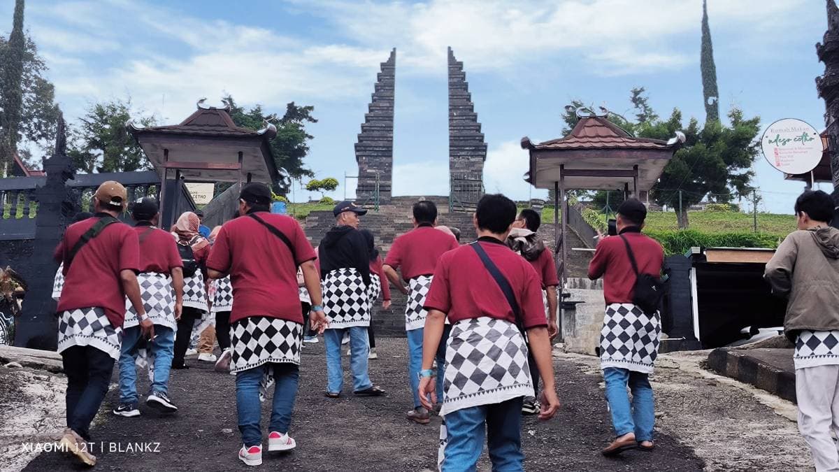 Dari Candi ke Sky Hills, Pegawai PT Aneka Usaha Mode “Healing On” di Karanganyar